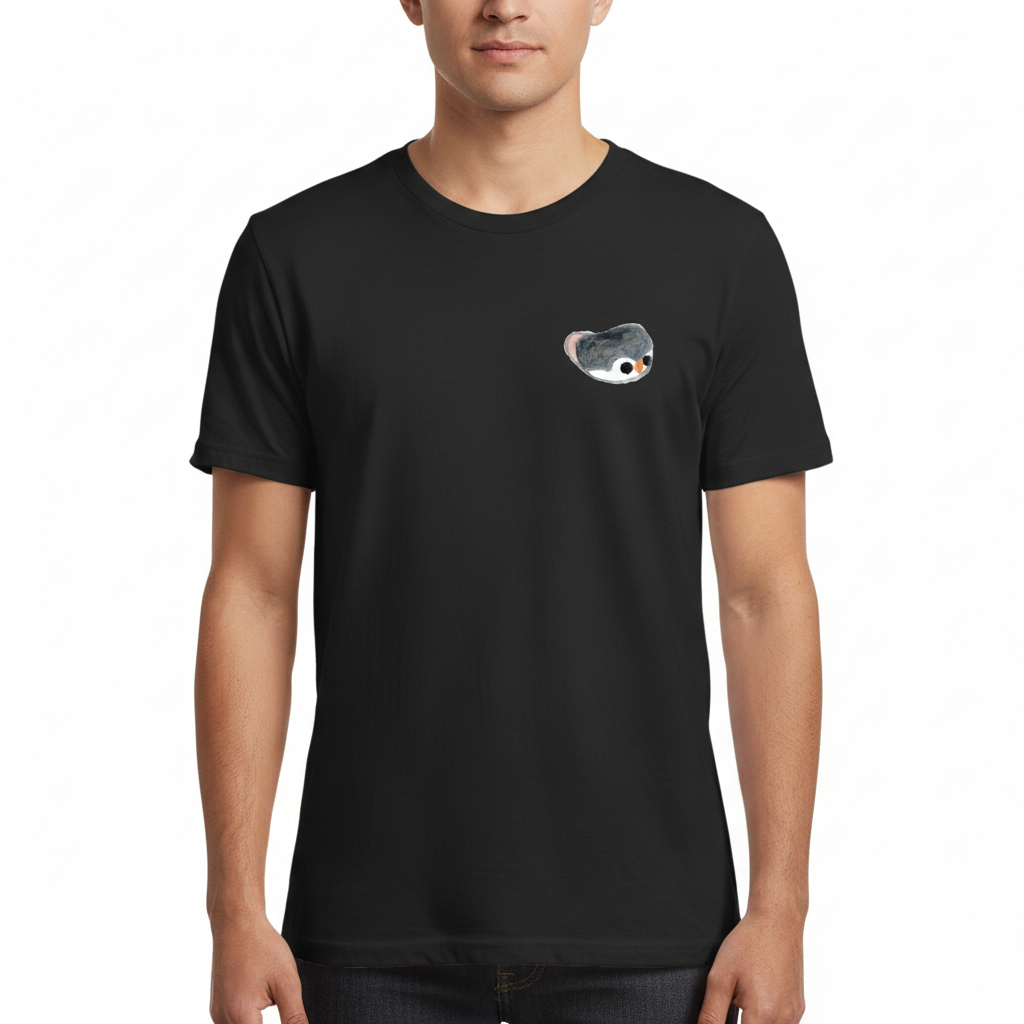 黒いTシャツの左胸にモマ（フクロウ）笛の図柄を配置した着用イメージ