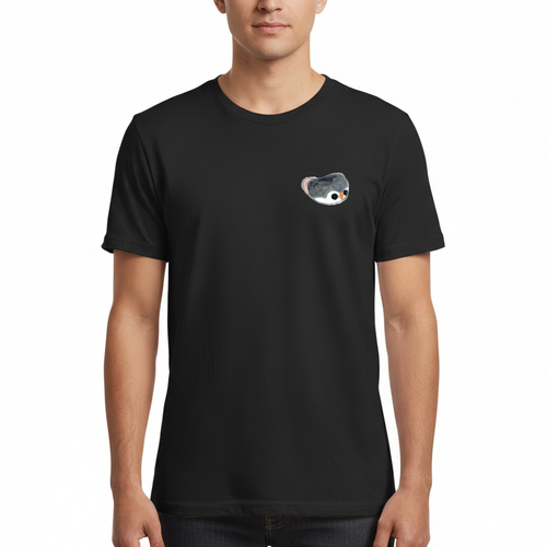 黒いTシャツの左胸にモマ（フクロウ）笛の図柄を配置した着用イメージ